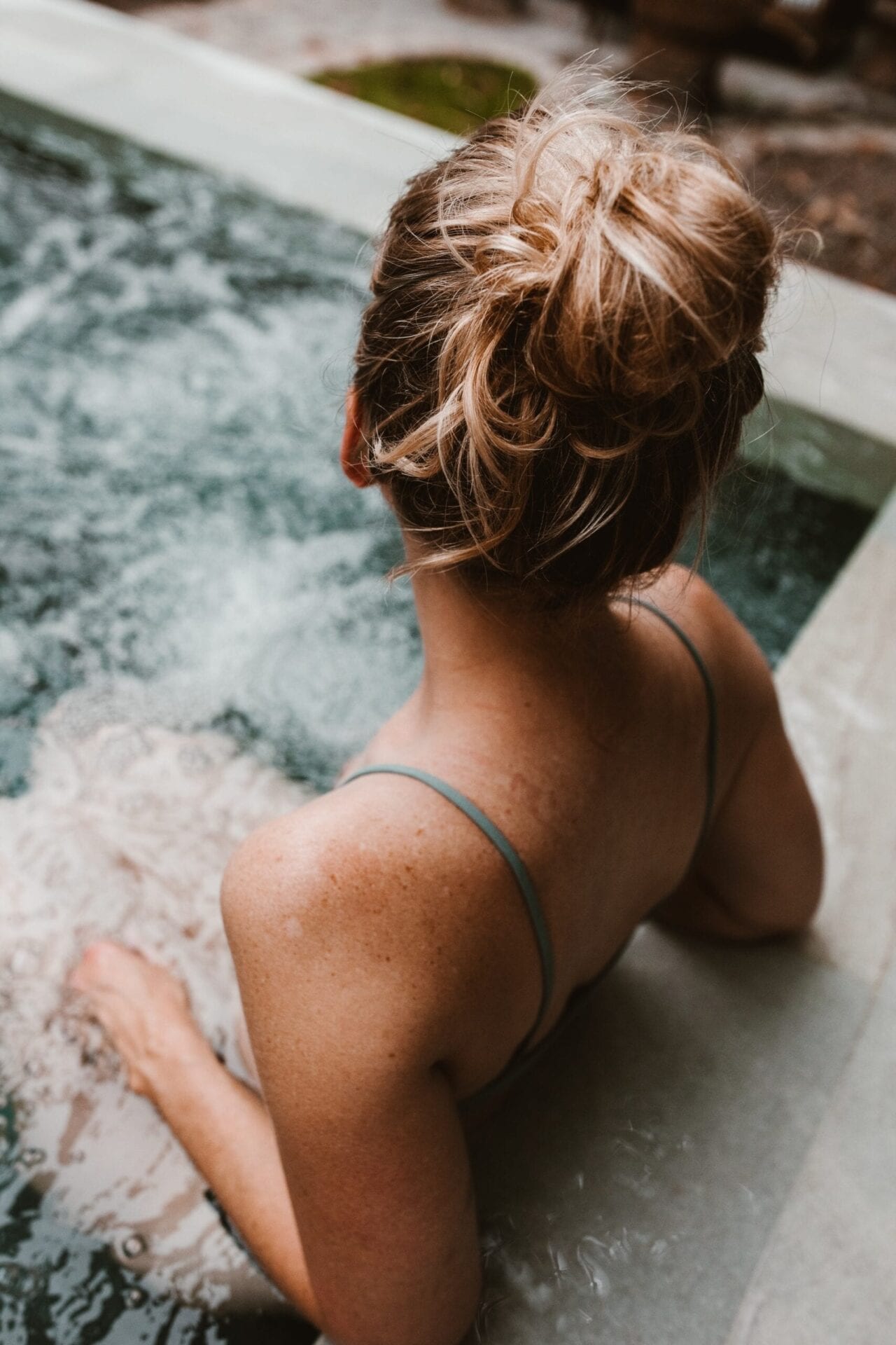 paje-victoria-ohhEOp05h4g-unsplash women in hot tub