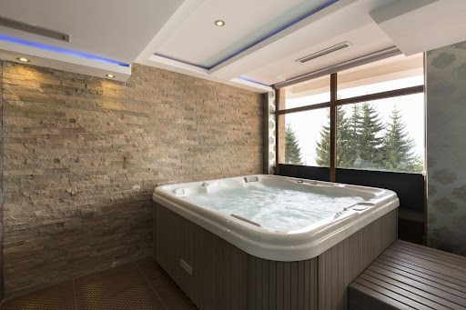 Dos and Don'ts Of Winter Hot Tubbing